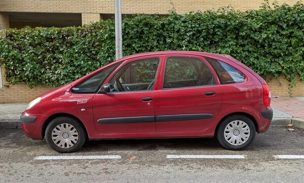 Vista lateral de un autom&oacute;vil Citro&euml;n Xsara Picasso aparcado en una calle de Madrid, Espa&ntilde;a, 24 de enero de 2026