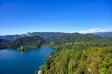 Obraz premium Lake Bled and mountains, summertime landscape,Pilgrimage Church of the Assumption of Maria, Slovenia