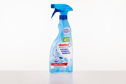 Domol K&uuml;chen Hygiene Reiniger Spray &ndash; Rossmann Private Label Kitchen Cleaner and Disinfectant 750ml Bottle, Studio Pack Shot of the Kitchen Cleaner on White Background, Illustrative Editori