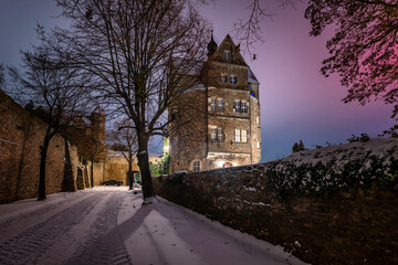 Schloss Seeburg im Winter in einer Nacht mit Polarlichtern