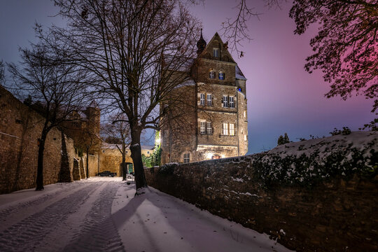 Schloss Seeburg im Winter in einer Nacht mit Polarlichtern