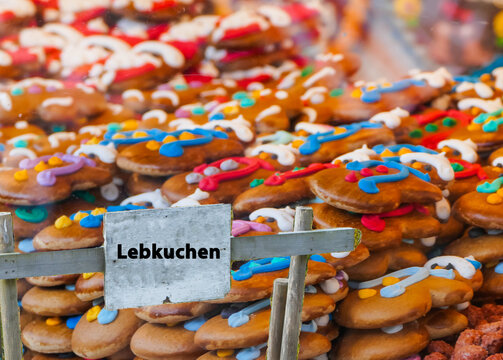 Holaufsteller Lebkuchen vor Schneem&auml;nnern Lebkuchenschneem&auml;nner
