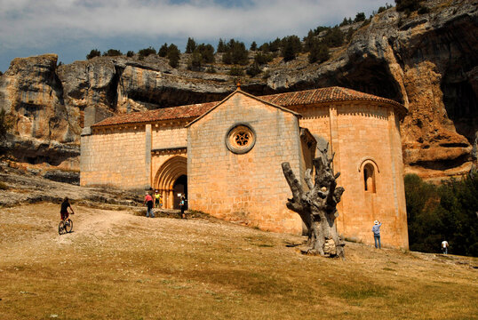 ermita en el ca&ntilde;on del rio Lobos. Soria