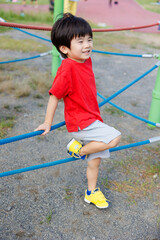 公園で遊ぶ子供