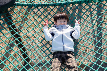 公園で遊ぶ子供