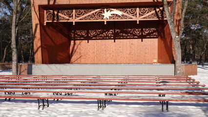 Scena na świeżym powietrzu w parku z ławkami w okresie zimowym © tomo81