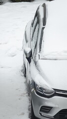 Ośnieżony samochód na parkingu w okresie zimowym