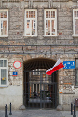 Historyczna kamienica na Starej Pradze w Warszawie, charakterystyczna zabudowa z klimatem dawnej dzielnicy po prawej stronie Wisły. Miejska architektura z detalami elewacji. © jarizPJ