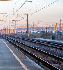 Obraz premium An empty platform next to the railway tracks.