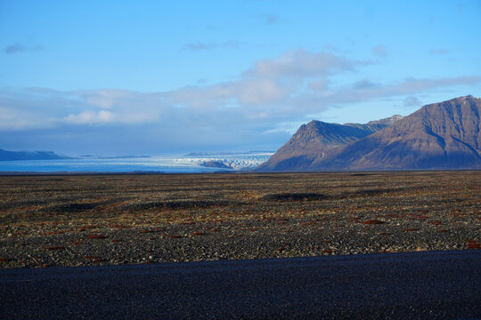 Blick auf die Landschaft entlang der Ringstra&szlig;e in Island im Februar	