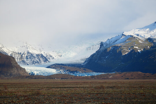Blick auf die Landschaft entlang der Ringstra&szlig;e in Island im Februar	
