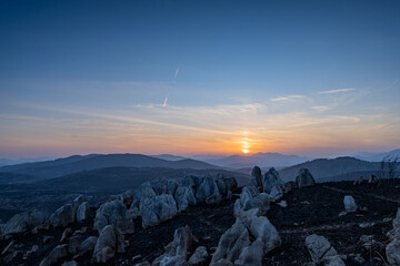 黄昏時のカルスト台地：山焼き後の広大なパノラマと夕光