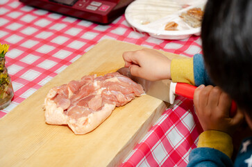 料理をする子供