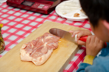 料理をする子供