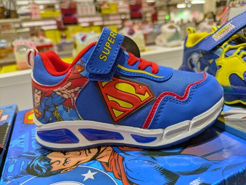 Calzado deportivo infantil con Superman en una tienda Globomoda, Madrid, Espa&ntilde;a, 25 de enero de 2026