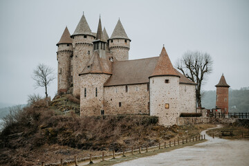 Fototapeta premium Château de val au bord d'un lac en Auvergne, France