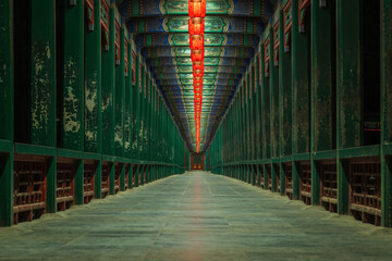 Obraz premium Long Corridor in the Summer Palace at night: Traditional red lanterns illuminating the historic wooden structure for Chinese New Year, Beijing