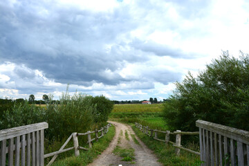 Feldweg &uuml;ber eine Br&uuml;cke