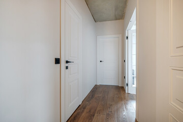 Obraz premium long empty corridor in interior of entrance hall of modern apartments, office or clinic