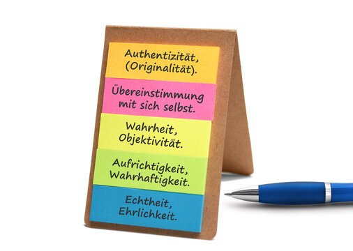 &Uuml;berlegungen zu Wahrheit und Authentizit&auml;t, Haftnotizen mit einem Kugelschreiber.