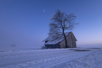 Scheune im Allgäu an winterlichem Abend
