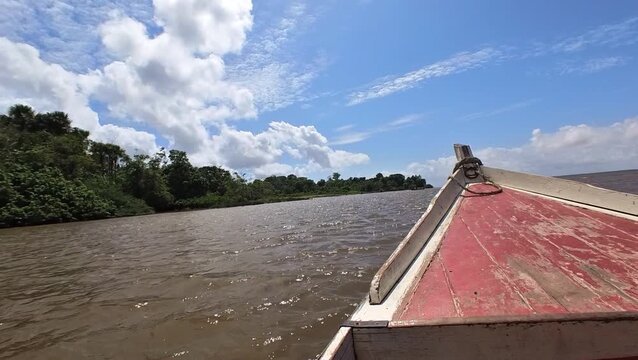 Navega pelo rio Amazonas