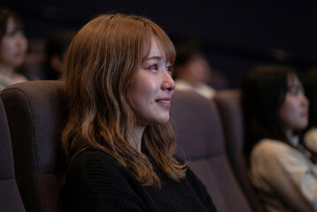 映画館で映画を観ながら涙を流す女性