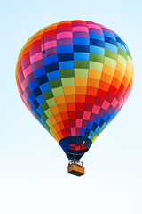 Naklejka premium Hot air balloon floats in the sky during sunrise with colorful patterns and bright colors