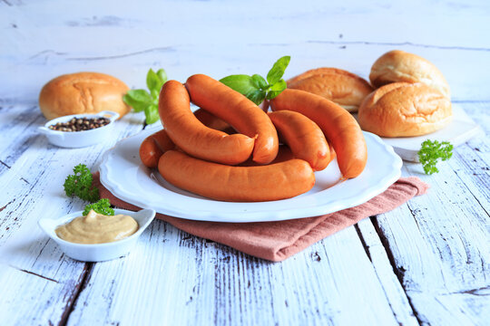 Bockw&uuml;rstchen mit Br&ouml;tchen und Senf