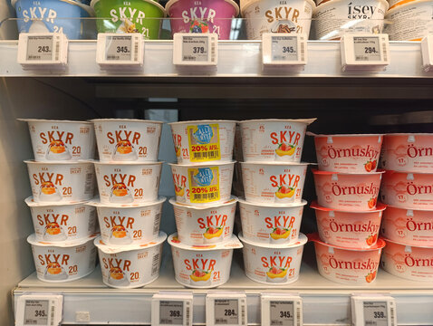Skyr Milchprodukt in einem Regel in einem isl&auml;ndischer Supermarkt