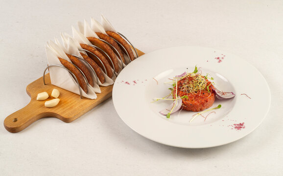Steak tartare with toast and garlic