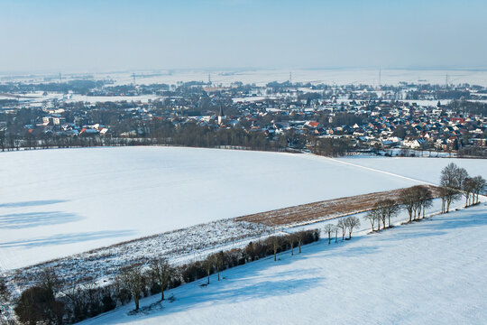 Luftaufnahme  - verschneite Landschaft am Stemweder Berg, Blick auf die Ortschaft Dielingen.