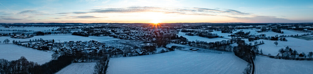 Panorama -Luftaufnahme der Ortschaft Bohmte im Landkreis Osnabrück an einem sehr winterlichen...