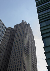 Obraz premium Downtown Detroit skyscraper seen from street level