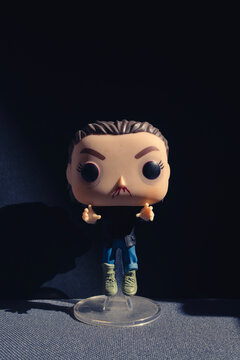 Granada,  Espa&ntilde;a, 15 de febrero de 2026: Figura de vinilo de Once (Eleven) de Stranger Things en el escaparate de una tienda mientras  le  da el sol de perfil 