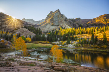 Obraz premium Golden autumn sunrise at Lake Blanche in Wasatch Mountains 