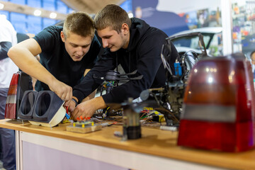 Students collaborating on new engineering technology project © Jelena