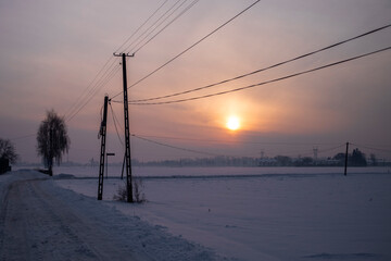 Zimowy zachód słońca na ulicy