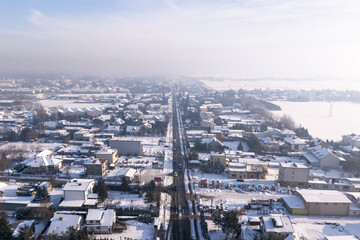 Miejscowość z powietrza, zima, zimowa ulica z drona  © Follow the Sun