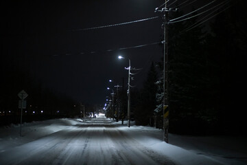 Ulica nocą zimą, Zimowa ulica, Śnieżna ulica © Follow the Sun