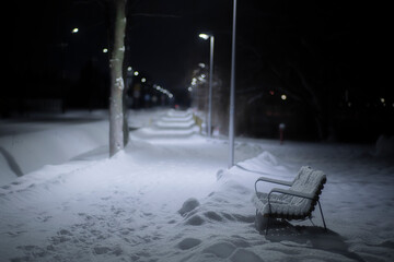 Ulica nocą zimą, Zimowa ulica, Śnieżna ulica © Follow the Sun