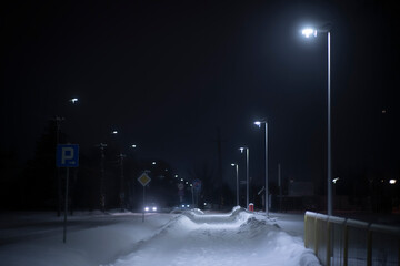 Ulica nocą zimą, Zimowa ulica, Śnieżna ulica © Follow the Sun