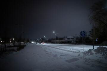 Ulica nocą zimą, Zimowa ulica, Śnieżna ulica © Follow the Sun