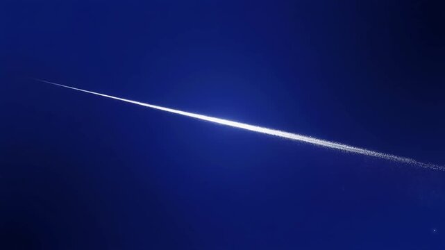 リッチなサファイアブルーのマット表面に、細いプラチナホワイトのライトストリークが走る抽象映像。
ごく微細なパーティクルがゆっくり漂い、控えめなスパークルが奥行きを演出します。