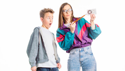 Fototapeta premium Kobieta pokazująca nastolatkowi kasetę magnetofonową i ołówek 