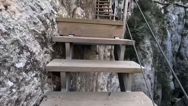 POV subiendo escalones de madera en la pasarela de Relleu