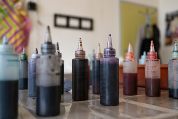 Barwniki, butelki z barwnikami © Follow the Sun