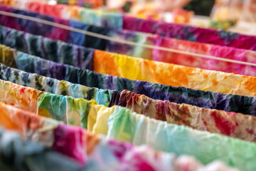 Kolorowe tkaniny, farbowany materiał, farby, kolory © Follow the Sun