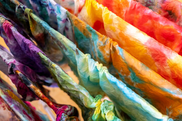Kolorowe tkaniny, farbowany materiał, farby, kolory © Follow the Sun