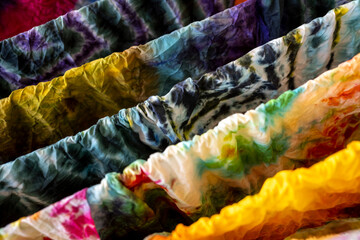 Kolorowe tkaniny, farbowany materiał, farby, kolory © Follow the Sun
